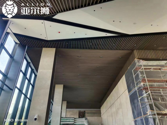 亞爾獅鋁制品定制：波浪鋁方通，演繹空間藝術(shù)的魅力